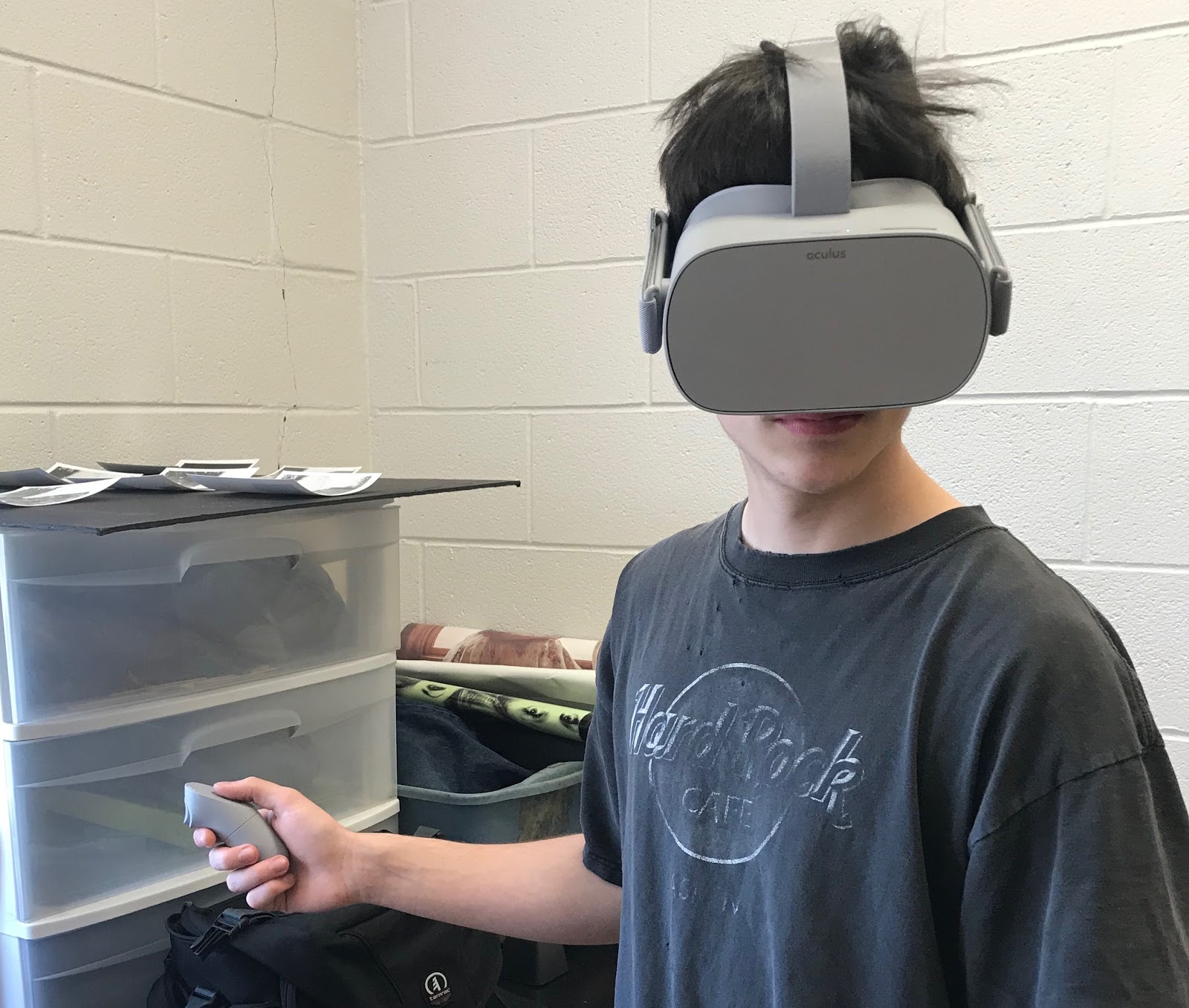 A student uses the Oculus Go VR headset.
