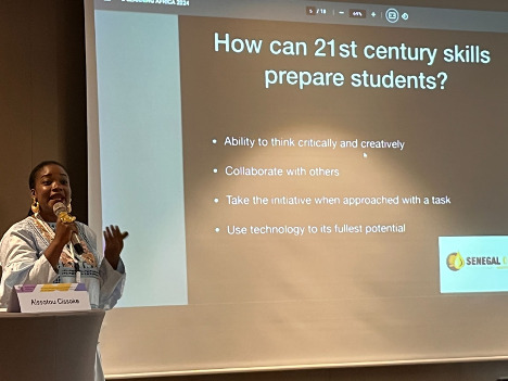 Aissatou Cissoko from Senegal Oil and Gas Academy shares key skills needed by 21st century students during the “How to Become a 21st Century Worker with Future Ready Skills” session at eLearning Africa 2023. Aissatou is speaking in front of a slide that reads: How can 21st century skills prepare students? 1) Ability to think critically and creatively, 2) Collaborate with others, 3) Take the initiative when approached with a task, 4) Use technology to its fullest potential