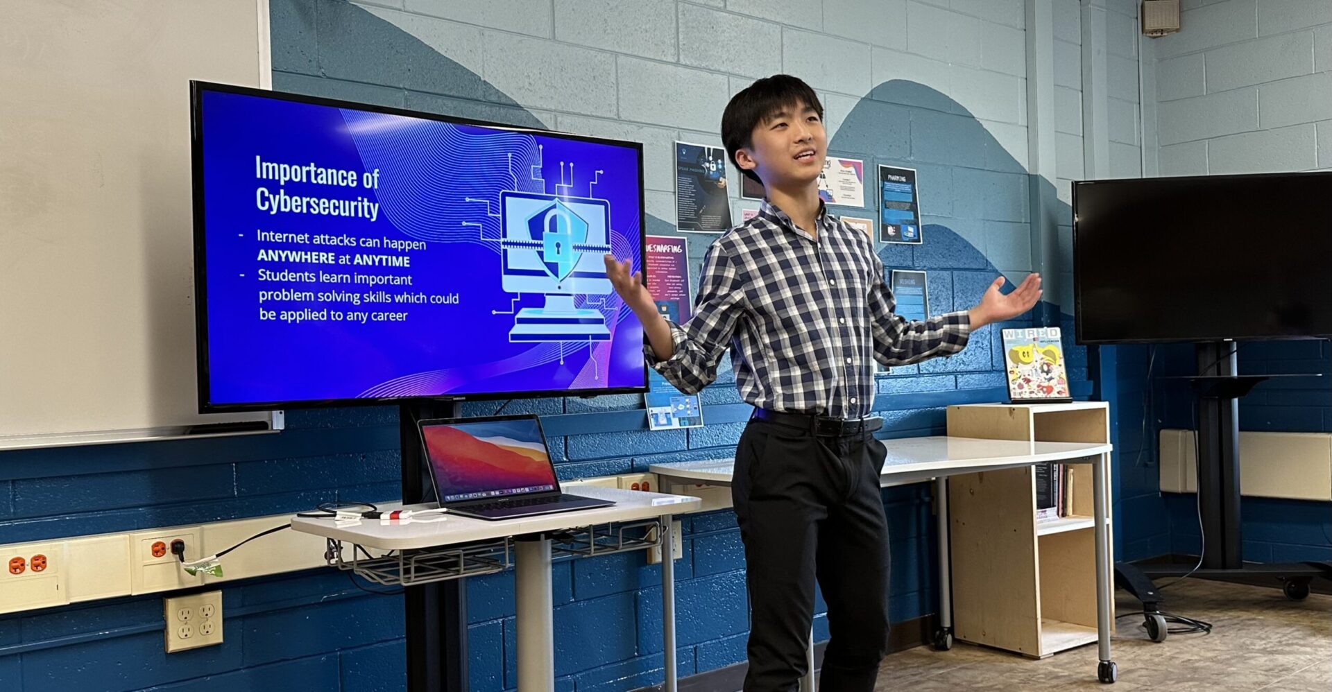 tudent Dylan Hsiu gives a presentation on Mineola High School’s cybersecurity pathways program during a site visit at the 2024 Spring League of Innovation Schools Convening.