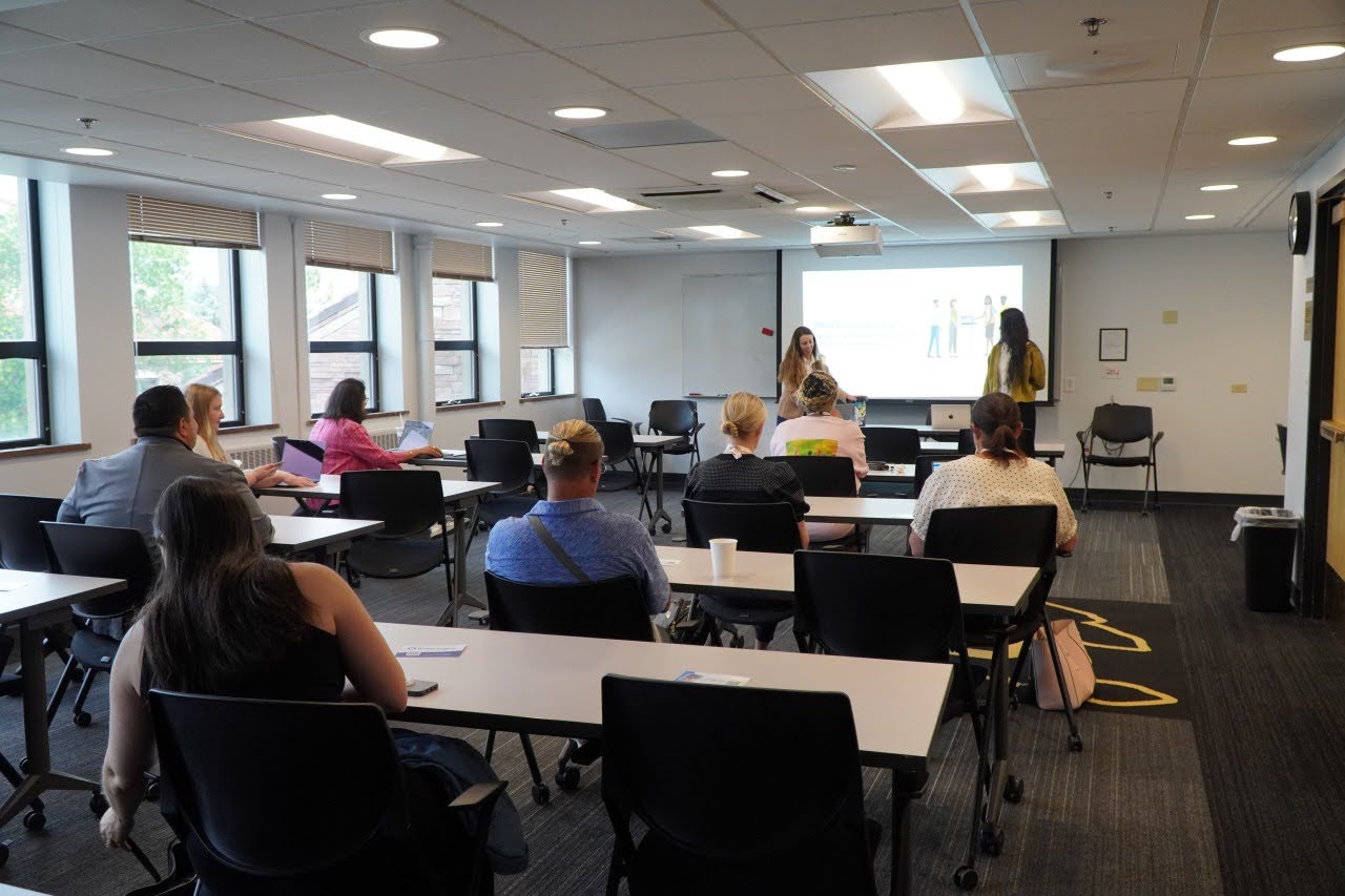 Marilys Galind and Keying Chen during their session, “What Do Learners Say? Exploring the 5 Real Benefits of Micro-credentials.” 