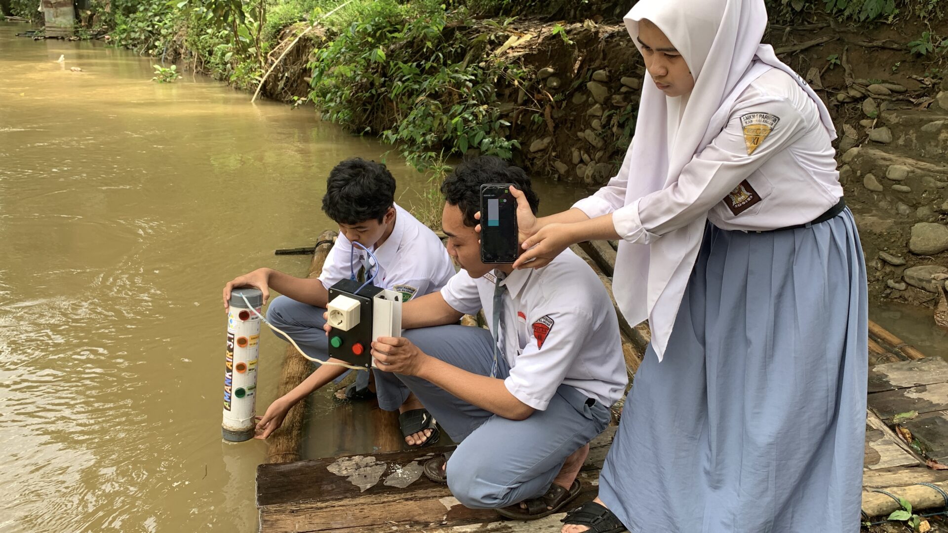 Students place the FlowSafe monitor in a body of water.